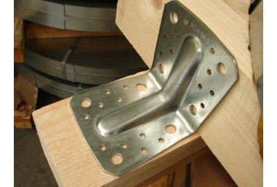 Comment choisir la bonne équerre pour vos projets de charpente et de menuiserie ?