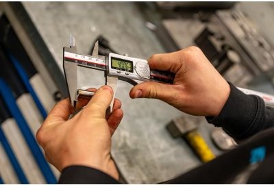 Série de pièces d'assemblage métalliques de précision produites par emboutissage chez Kuchly, illustrant la rigueur nécessaire pour éviter les défauts de montage.